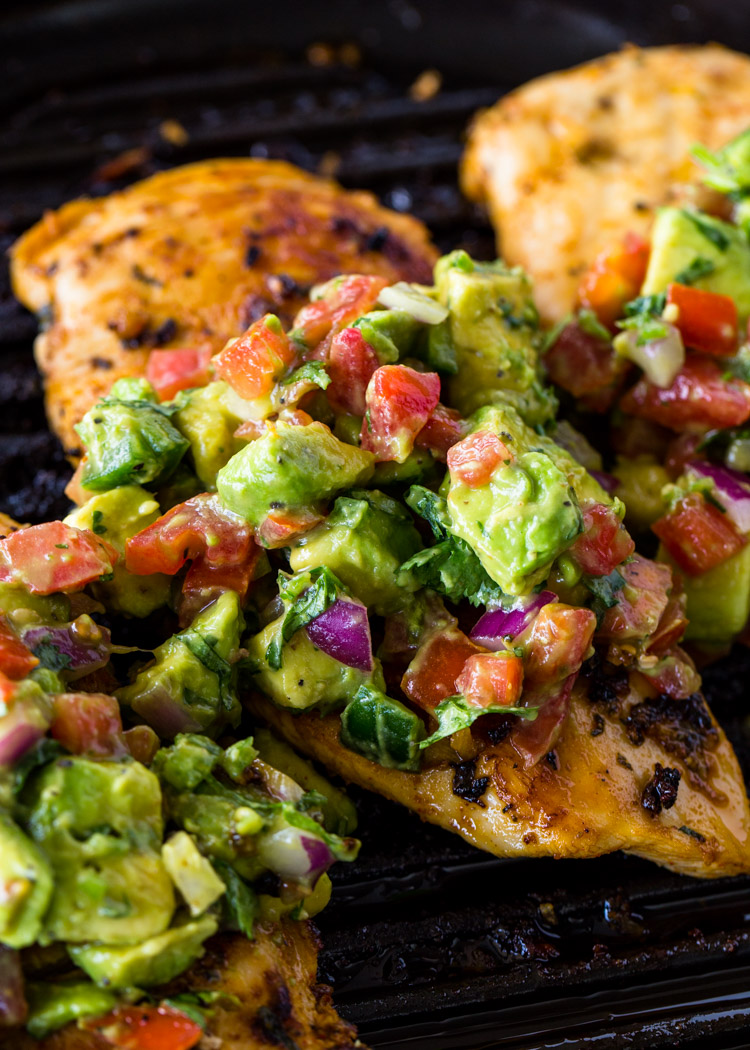 grilled chicken with avocado salsa gimmedelicious.com