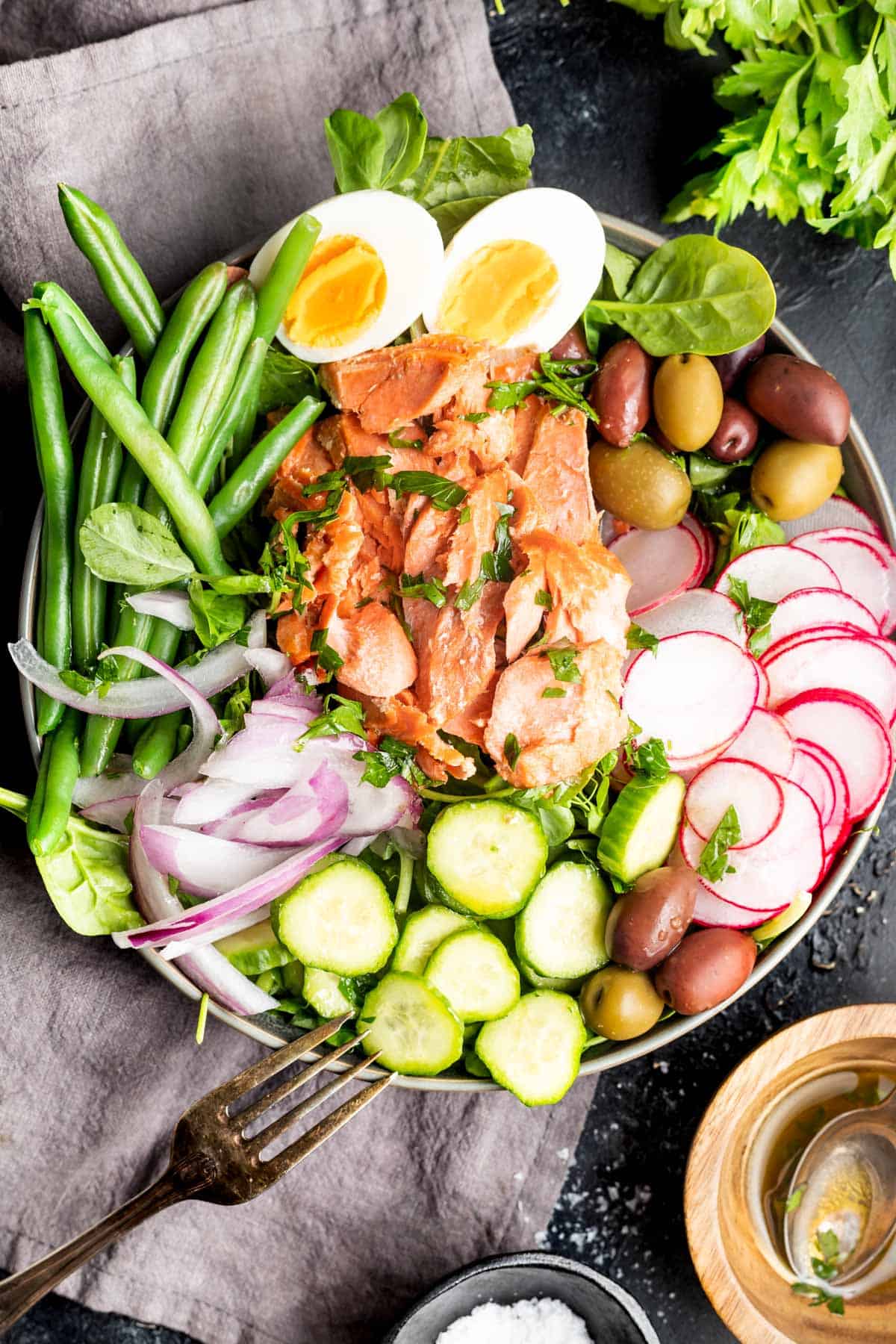 Keto-Niçoise-Salad salmon