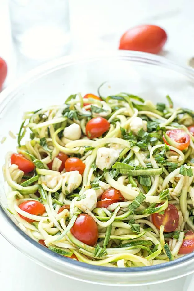 Simple-Caprese-Zucchini-Summer-Pasta-Salad